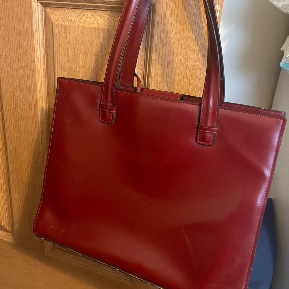 Vibrant Red Leather purse with Design come with a smaller bag attached - Picture 4 of 10